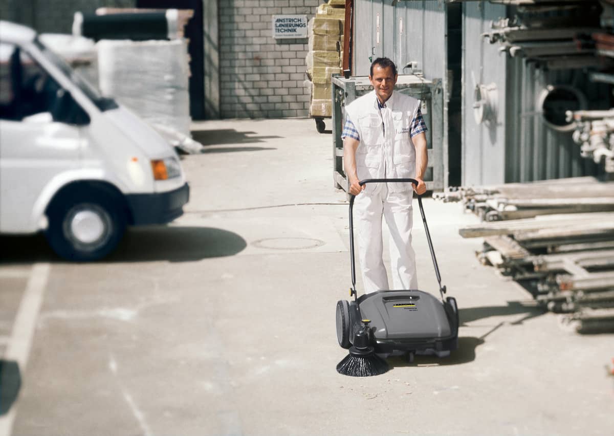 Karcher KM 70/20 C WALK-BEHIND PUSH SWEEPER - Image 2