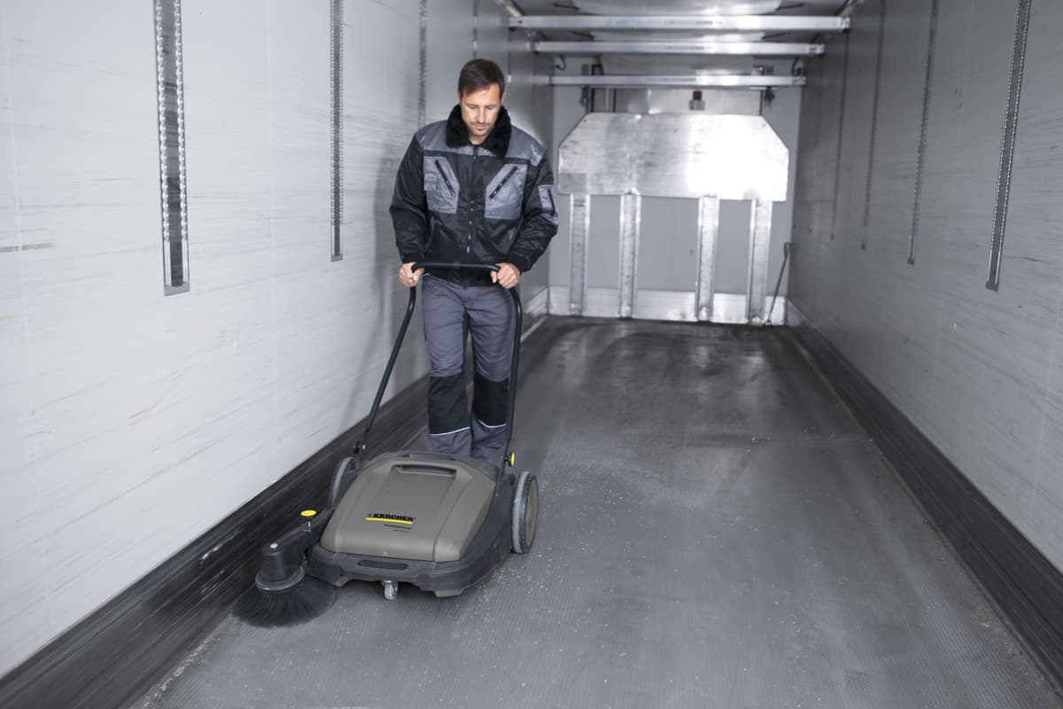 Karcher KM 70/20 C WALK-BEHIND PUSH SWEEPER - Image 3